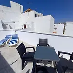 Dom wakacyjny Casa El Cuartel With Private Seaview Rooftop